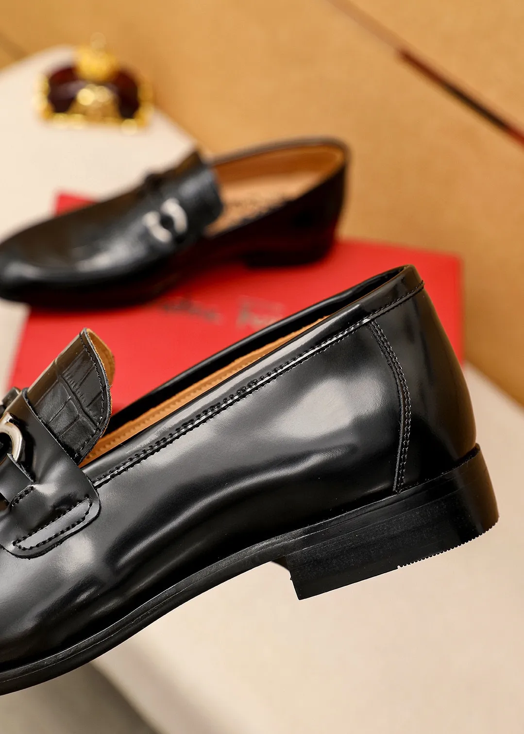 Men's shoes 💰442 💐 Product trademark: Ferragamo "Ferragamo" casual leather shoes Regular size: 38-44 (45.46🉑️customized) Product materials: Selected imported first-layer calfskin embossed upper + original hardware buckle, imported water-dyed cow leather lining. Strong three-dimensional visual effect, combined outsole Color: 1⃣️color optional